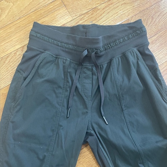 Lululemon Dance Studio Mid-Rise Khaki Green Athletic Pants Joggers Crop 25" Sz 4 - Picture 5 of 14